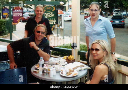 PA-FOTOS / PRESSENS Bild - UK NUR ZUR VERWENDUNG: Der frisch vermählte Schauspieler Russell Crowe und seine Frau Danielle Spencer beim Mittagessen in einem Restaurant in Childers nördlich von Brisbane. Das Paar bereist die Landschaft in Australien mit ihrem schwarzen Mercedes als Teil der Flitterwochen. Stockfoto