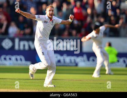 Englands Stuart Broad feiert seinen Teamsieg über Australien am vierten Tag des vierten Investec Ashes Testspiels am Emirates Durham IKG, Durham. Stockfoto