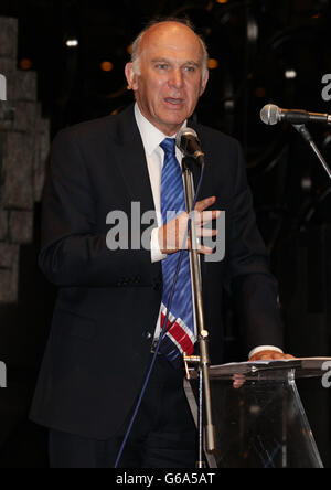 Business Secretary Vince Cable spricht auf der Bühne während der British Young Business Awards im Mayfair Hotel im Zentrum von London. Stockfoto