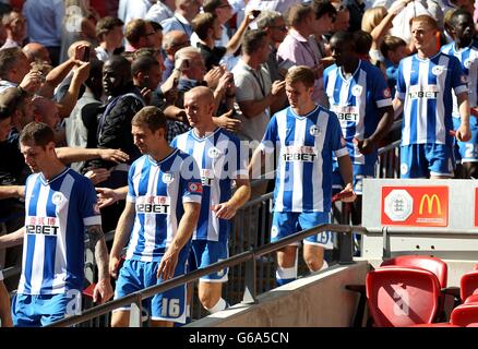 Stephen Crainey von Wigan Athletic (3. Links), Chris McCann (links), James McArthur (2. Links) und Callum McManaman (3. Rechts) gehen die Stufen in Wembley entlang, nachdem sie ihre Medaillen gesammelt haben Stockfoto