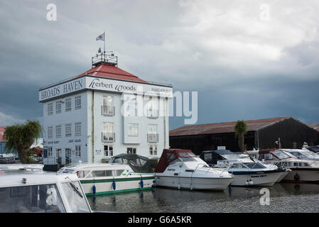 Ein Gebäude und Büros in Broads Haven Werft und Marina für Urlaubsboot mieten bei Wroxham in Norfolk Brads Großbritannien Stockfoto