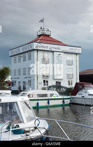 Ein Gebäude und Büros in Broads Haven Werft und Marina für Urlaubsboot mieten bei Wroxham in Norfolk Brads Großbritannien Stockfoto