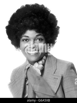 1970ER JAHRE PORTRAIT STILVOLLE AFROAMERIKANERIN BLICK AUF KAMERA AFRO FRISUR Stockfoto