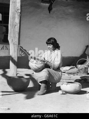 1930ER JAHREN INDIANISCHE FRAU DEKORATION KERAMIK COCHITI PUEBLO NEW MEXICO USA Stockfoto