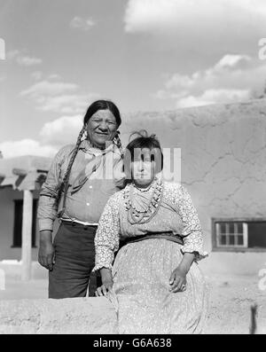 1930ER JAHREN LÄCHELND INDIANISCHEN PAAR MANN FRAU MANN FRAU KAMERA PORTRAIT SAN ILDEFONSO PUEBLO NEW MEXICO USA BETRACHTEN Stockfoto