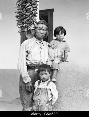 1930ER JAHRE FAMILIE PORTRAIT NATIVE AMERICAN SENIOR MANN GROßVATER UND SEINE ZWEI ENKELKINDER SAN ILDEFONSO PUEBLO NEW MEXIKO Stockfoto