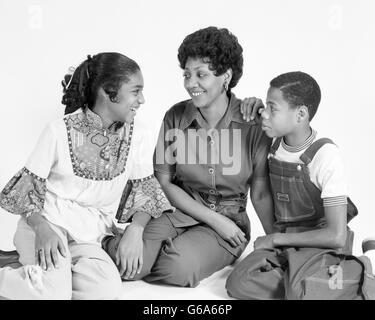 1970ER JAHREN AFRICAN AMERICAN MUTTER TOCHTER SOHN FAMILIE SITZEN PORTRAIT Stockfoto