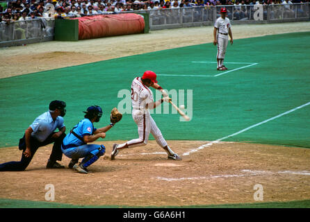 1980ER JAHREN MIKE SCHMIDT NUMMER 20 BATTING PHILLIES UND CHICAGO CUBS BASEBALL SPIEL VETERANEN STADION PHILADELPHIA PA USA Stockfoto