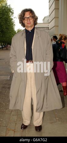 Der deutsche Filmregisseur Wim Wenders kommt für den Beck's Futures 2003 Kunstpreis am ICA (Institute of Contemporary Arts) in der Mall im Zentrum von London an. Stockfoto