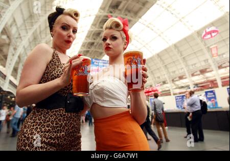 (Links-rechts) Oktober Divine und Sinderella Rockafella, beide aus Birmingham, genießen ein Pint beim jährlichen Great British Beer Festival, das von der Campaign for Real Ale (CAMRA) in London Olympia organisiert wird. Stockfoto