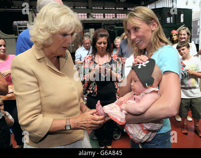 Die Herzogin von Cornwall trifft Baby Maia Hinves bei einem Besuch einer 'Piraten'-Spielgruppe im historischen Chatham Dockyard in Chatham, Kent. Stockfoto