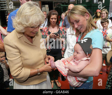 Die Herzogin von Cornwall trifft Baby Maia Hinves bei einem Besuch einer 'Piraten'-Spielgruppe im historischen Chatham Dockyard in Chatham, Kent. Stockfoto