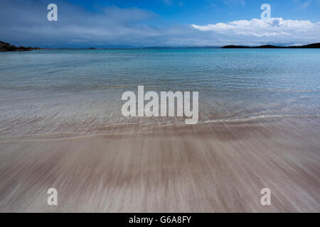 Türkisfarbene Wasser des Mellon Udrigle Strand. Sanfte Schlepptau der Wellen am Strand Sand Muster bilden. Coigach Halbinsel Linien Horizont. Stockfoto