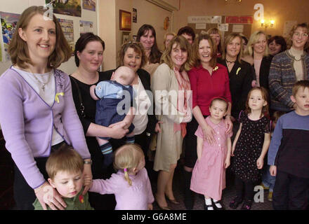 Einige der Familien, die Premierminister Tony Blair und seine Frau Cherie in RAF Lyneham, Wiltshire, bei ihrem Besuch in der Basis getroffen haben. Stockfoto