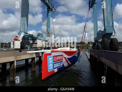 Eine Clipper-Yacht wird vorbereitet, bevor sie aus dem Wasser gehisst wird, um eine Reise nach London, Southampton, Hampshire, vorzubereiten. Stockfoto