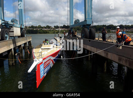 Eine Clipper-Yacht wird vorbereitet, bevor sie aus dem Wasser gehisst wird, um eine Reise nach London, Southampton, Hampshire, vorzubereiten. Stockfoto