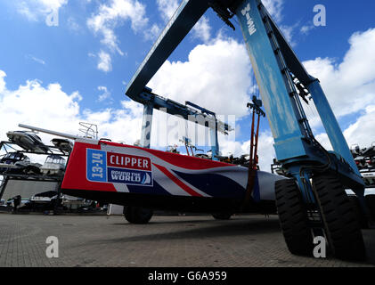 Segeln - Clipper Round the World Race - Aufbau - Premier Marina. Eine Clipper-Yacht wird vorbereitet, bevor sie aus dem Wasser gehisst wird, um eine Reise nach London, Southampton, Hampshire, vorzubereiten. Stockfoto