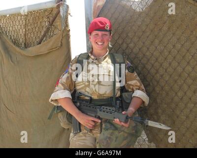 Undatierte Aufnahme von Red Cap Gwen Hatton mit dem 1. Bataillon Royal Irish Regiment im Südirak. Stockfoto