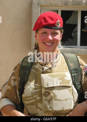 Undatierte Aufnahme von Red Cap Gwen Hatton mit dem 1. Bataillon Royal Irish Regiment im Südirak. Stockfoto