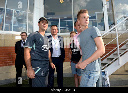 Cricket - Friends Life T20 - South Group - Surrey / Kent Spitfires - The Kia Oval. Ricky Ponting von Surrey posiert für ein Foto mit Fans Stockfoto