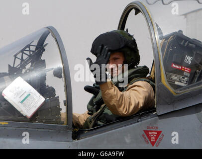 Der britische Royal Air Force Harrier GR7 Pilot Flt LT Pete Keenlyside winkt und lächelt, als er auf seinem Stützpunkt in Kuwait zur Start- und Landebahn im Cockpit seines Harrier GR7 tagt. Die Vereinigten Staaten sagten, dass ihre Truppen zum ersten Mal in Bagdad eindrangen. *... den 17 Tage alten Krieg nehmen, um Präsident Saddam Hussein direkt in seine zerschlagene Hauptstadt zu stürzen. Stockfoto