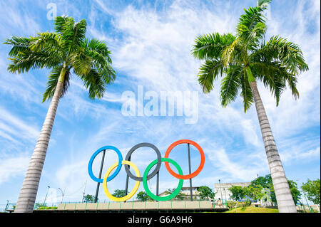RIO DE JANEIRO - 18. März 2016: Olympische Ringe stehen unter Palmen im Parque Madureira Park, in der Zona Norte Vororte. Stockfoto