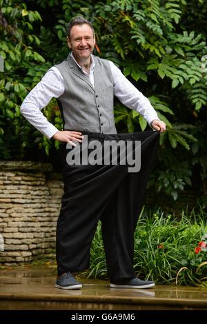 Thomas McIntyre aus Larne in Nordirland, bei einer Fotozelle im Ritz Hotel im Zentrum von London, nachdem er als „Slimming World man of the Year 2013“ benannt wurde, nachdem er 17 st 8 Pfund verloren hatte Stockfoto