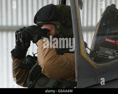 Der britische Royal Air Force Harrier GR7 Pilot Flt LT Pete Keenlyside schaut durch seine Binokeln, während er im Cockpit seines Harrier GR7 auf seiner Basis in Kuwait sitzt. Die Harrier-Piloten suchen härter nach Tagets, da die Koalition weiter nach Norden drängt. Stockfoto