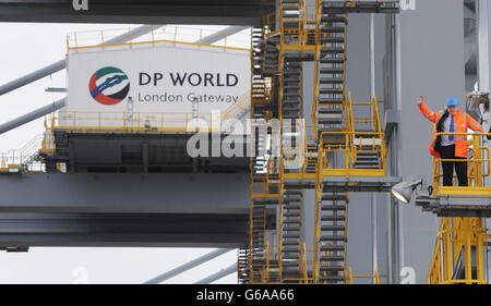 Boris Johnson ist Vists DP World London Gateway. Der Bürgermeister von London, Boris Johnson, besucht DP World London Gateway in Essex. Stockfoto