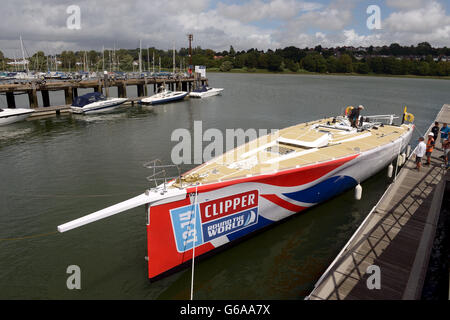 Segeln - Clipper Round the World Race - Aufbau - Premier Marina. Eine Clipper-Yacht wird vorbereitet, bevor sie aus dem Wasser gehisst wird, um eine Reise nach London, Southampton, Hampshire, vorzubereiten. Stockfoto