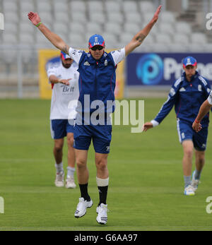 Der englische Schlagmann Kevin Pietersen erwärmt sich mit seinen Teamkollegen während seines Fitnesstests bei einer Wadenverletzung, um zu sehen, ob er ab Donnerstag im Old Trafford, Manchester, im 3. Testspiel gegen Australien spielen kann. Stockfoto