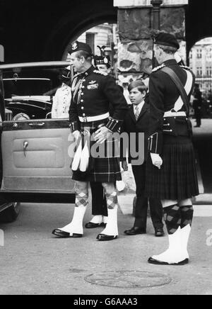 Prinz Philip, der Herzog von Edinburgh, mit seinem Sohn Prinz Andrew. *Low-Res Scan - High-Res Scan auf Anfrage* Stockfoto