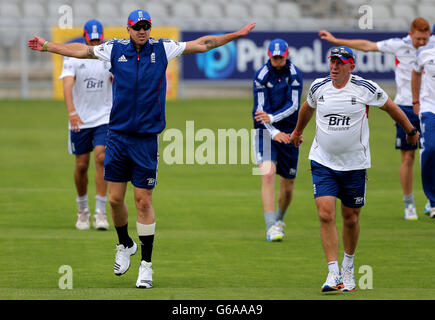 Der englische Schlagmann Kevin Pietersen (links) wärmt sich in Old Trafford, Manchester, auf. Stockfoto