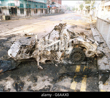 NUR FÜR REDAKTIONELLE VERWENDUNG : Scotland Yard Collect Foto veröffentlicht am 8/4/03 von den Trümmern des Autos nach der Bombenexplosion in Ealing, West-London. * ... Drei irische Terroristen wurden im Old Bailey wegen der Planung einer Real IRA-Bombenkampagne auf dem britischen Festland verurteilt, die Leben gefährdete und schwere Sachschäden anstellte. Sie waren Frontliner in einer Verschwörung, die für Autobombenangriffe auf drei geschäftige Zentren am Samstagabend im Jahr 2001 verantwortlich war. Die erste war im März im BBC Television Center, dann im August in Ealing Broadway, West London, und schließlich im November in Smallbrook, Queensway, Birmingham. Stockfoto