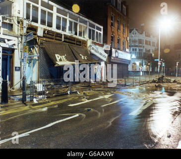 NUR FÜR REDAKTIONELLE VERWENDUNG : Scotland Yard Collect Foto veröffentlicht am 8/4/03 des Wracks nach der Bombenexplosion der Real IRA in Ealing, West-London. * drei irische Terroristen wurden im Old Bailey wegen der Planung einer Real IRA-Bombenkampagne auf dem britischen Festland verurteilt, die Leben gefährdete und schwere Sachschäden anstellte. Sie waren Frontliner in einer Verschwörung, die für Autobombenangriffe auf drei geschäftige Zentren am Samstagabend im Jahr 2001 verantwortlich war. Die erste war im März im BBC Television Center, dann im August in Ealing Broadway, West London, und schließlich im November in Smallbrook, Queensway, Birmingham. Stockfoto