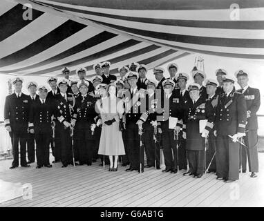 Die Königin und der Herzog von Edinburgh mit Offizieren, die ausländische Kriegsschiffe befehlten, die Ihre Majestät an Bord der Royal Yacht, dem Dispatch-Schiff Surprise, empfing, bevor sie Portsmouth zur Krönungsschifffahrt in Spithead verließen. Stockfoto