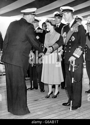 Die Königin und der Herzog von Edinburgh empfangen vor der Spithead-Schiffsüberprüfung Kapitän O. V. Rudakov (links) des sowjetischen Kreuzers Swerdlov an Bord der Royal Yacht - dem Dispatch-Schiff HMS Surprise. Die Königin empfing hochrangige Offiziere der Royal Navy, Commonwealth-Kriegsschiffe und Offiziere britischer Handelsschiffe und Trawler, die von ihr überprüft werden sollten. Stockfoto