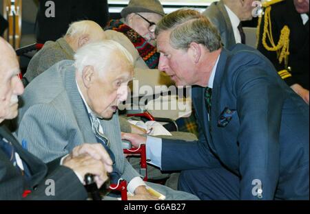 Der Prinz von Wales plaudert mit dem Veteran des Ersten Weltkriegs, Conrad Leonard, während eines Besuchs im Nationalarchiv in Kew. Stockfoto