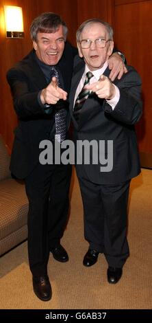 Tony Blackburn und Alan 'Fluff' Freeman von den erfahrenen Radio DJ's während der Eröffnung der Radio Academy Hall of Fame - wo sie beide geehrt wurden - im Shaw Theatre in London. * jedes Jahr ehrt die Radio Academy Stars für ihren Beitrag zur britischen Rundfunkbranche. Stockfoto