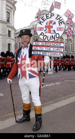 Ray Egan, gekleidet als John Bull, inszeniert vor dem Finanzministerium in London einen Protest zum Budget Day. Herr Egan, der aus Birmingham kommt, hat sich für die Pfundbehalt eingesetzt und sagte, er werde durch das Land reisen und Unterschriften für eine Petition sammeln. * .. Er plant, dem Premierminister zu präsentieren Stockfoto