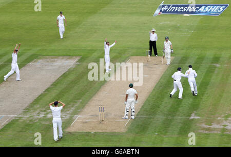 England Wicketkeeper Matthew Prior feiert nach dem Fang Australien Batman Usman Khawja für 1 aus England Bowler Graeme Swann, während des Tages eines der dritten Investec Ashes Testspiel im Old Trafford Cricket Ground, Manchester. Stockfoto