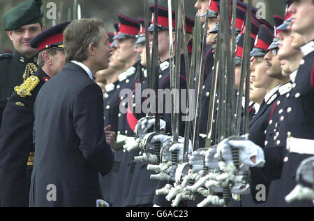 Premierminister Tony Blair inspiziert Offizierskadetten, die aus der besten Ausbildungsschule der Armee, der Sandhurst Royal Military Academy an der Grenze zwischen Surrey und Berkshire, ausscheiden. * Herr Blair sagte: Wenn unser Land in Gefahr war, dann sind es Ihre Vorfahren in den Streitkräften, die uns beschützt haben, und manchmal ist es notwendig, so sehr wir dies verabscheuen, Waffen zu ergreifen, um unser Land zu verteidigen, um Gerechtigkeit zu gewährleisten und Sicherheit zu gewährleisten." Stockfoto