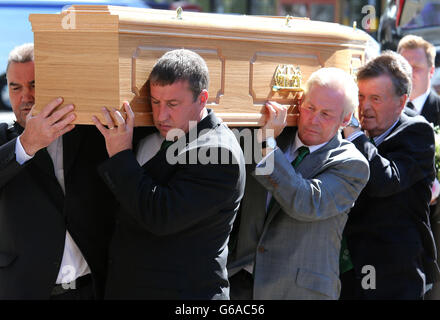 Der Sarg des ehemaligen Fußballspielers Lawrie Reilly aus Hibernian und Schottland wird von ehemaligen Spielern (von links nach rechts) Jackie McNamara SNR, Paul Kane, Alex Cropley und John Fraser in die St. Andrew's und St. George's West Church in Edinburgh getragen. Hunderte von Fans erwiesen sich als ihre Ehre, als die Cortege die Osttribüne von Hibernians Easter Road-Stadion passierte. Stockfoto