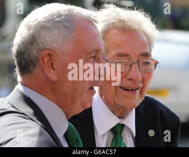 Die ehemaligen Spieler Eric Stevenson (links) und Tommy Preston kommen bei der Beerdigung des ehemaligen Fußballspielers Lawrie Reilly aus Hibernian und Schottland in der St. Andrew's und St. George's West Church in Edinburgh an. Hunderte von Fans erwiesen sich als ihre Ehre, als die Cortege die Osttribüne von Hibernians Easter Road-Stadion passierte. Stockfoto