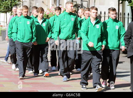 Hibernian-Jugendspieler kommen bei der Beerdigung des ehemaligen Hibernian- und schottischen Fußballspielers Lawrie Reilly in der St. Andrew's und St. George's West Church in Edinburgh an. Hunderte von Fans erwiesen sich als ihre Ehre, als die Cortege die Osttribüne von Hibernians Easter Road-Stadion passierte. Stockfoto