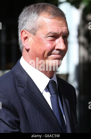 Campbell Ogilvie, Präsident des Scottish Football Association, kommt bei der Beerdigung des ehemaligen Fußballspielers Lawrie Reilly aus Hibernian und Schottland in der St. Andrew's und St. George's West Church in Edinburgh an. Hunderte von Fans erwiesen sich als ihre Ehre, als die Cortege die Osttribüne von Hibernians Easter Road-Stadion passierte. Stockfoto