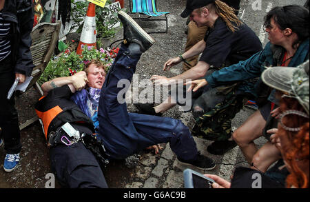 Demonstranten stoßen auf dem Fracking-Gelände von Balcombe in West Sussex auf die Polizei, da das Energieunternehmen Cuadrilla im Vorfeld von Explorationsbohrungen auf dem englischen Land mit Tests der Ausrüstung begonnen hat, da die Anti-Fracking-Proteste am Standort in den neunten Tag eintraten. Stockfoto