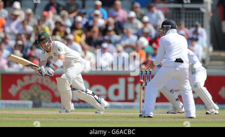 Cricket - Dritter Investec Ashes Test - Tag zwei - England gegen Australien - Old Trafford. Australien Braddin Haddin trifft den Ball vor Englands Ian Bell vor Bowler Graeme Swann Stockfoto