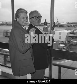 Sir Richard Attenborough kommt mit seiner Frau Sheila SIM am Flughafen Heathrow an und hält die Oscars, die er für seinen Film Gandhi gewonnen hat. Stockfoto