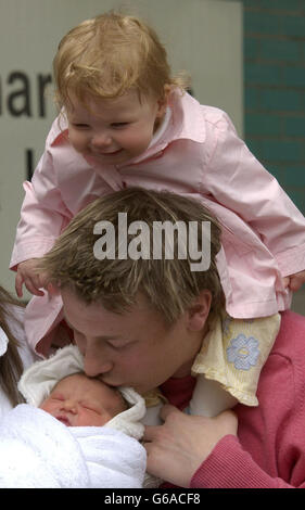 Der Starkoch Jamie Oliver tritt mit Frau Jools und Tochter Poppy Honey aus dem Queen Charlotte's and Chelsea Hospital heraus, nachdem er einen neuen Familienzusatzmann in London begrüßt hat - Daisy Boo. Daisy Boo wurde gestern um 18.18 Uhr geboren und wog 8lb 4oz. Stockfoto